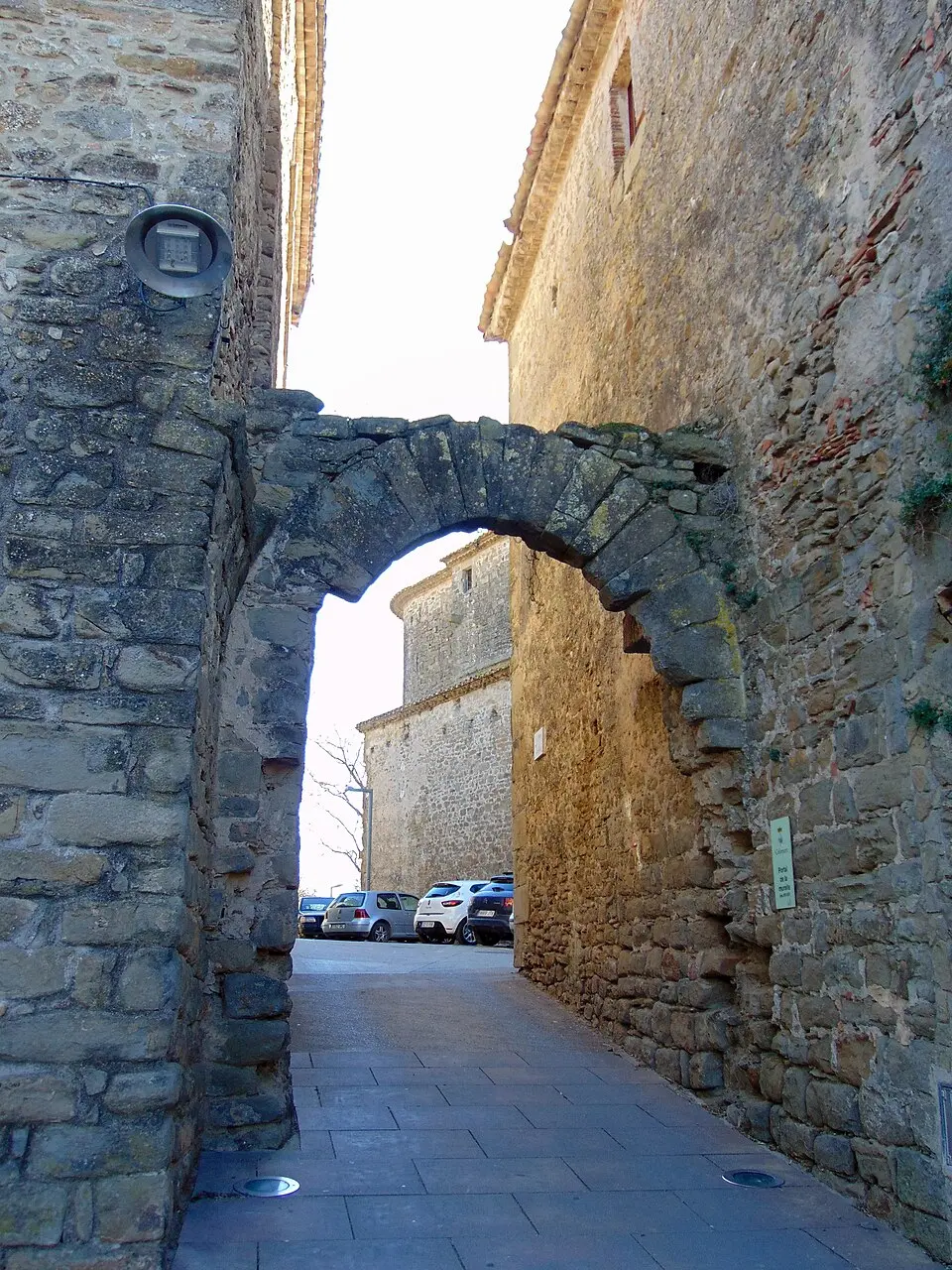 Puerta y murallas de Colomés