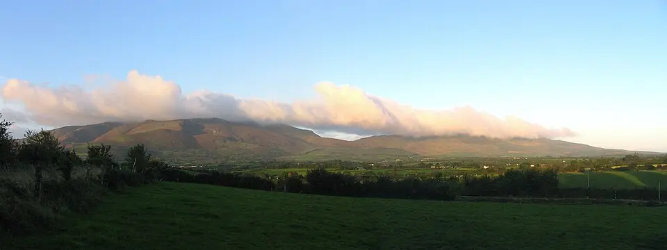 Obrázek: Cumarach · Public domain Comeragh Mountains