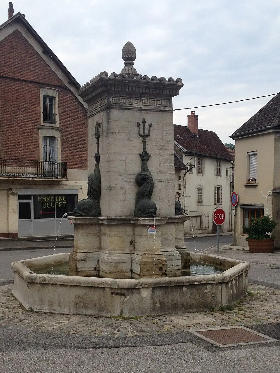 fontaine aux dauphins de Conliège