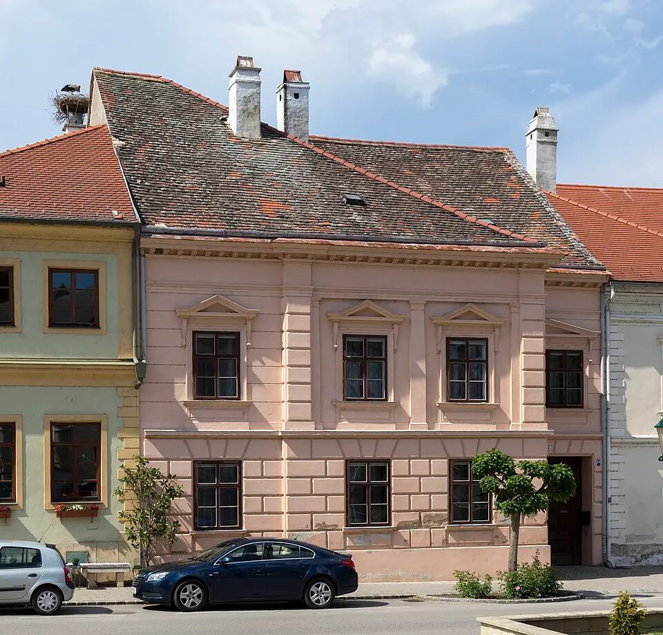 Obrázek: Thomas Ledl · CC BY-SA 4.0 Bürgerhaus, mit Stadtmauer