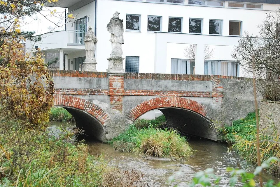 Brücke mit zwei Figurenbildstöcken hl. Johannes Nepomuk