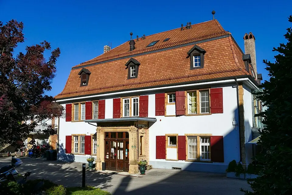 Schloss Corcelles mit Landhaus, zwei Gartenpavillons, zwei Springbrunnen und Park