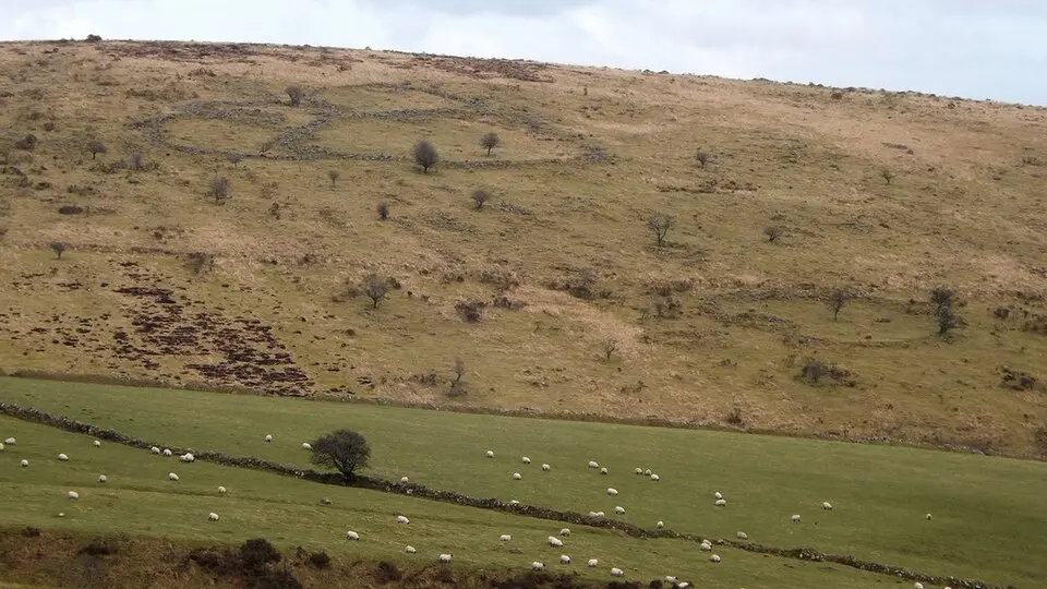 Agglomerated enclosure with hut circles on Corringdon Ball