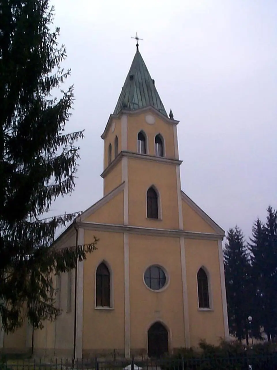 Slika: http://www.bosnasrebrena.ba/v2010/samostani-i-zupe/samostansko-podrucje-fojnica/busovaca.html · CC BY-SA 3.0 Crkva svetog Ante Padovanskog u Busovači