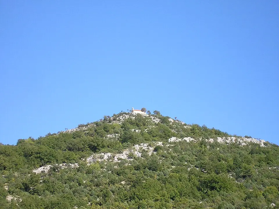 Kép: Ma▀▄Ga · CC BY-SA 3.0 arheološko nalazište na Gračini i crkva sv. Roka
