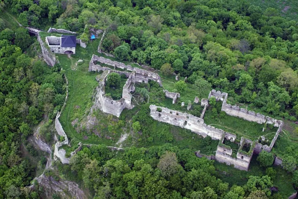 Image: Civertan · CC BY-SA 3.0 Hrad Čabraď, Hrad Litava, veža obytná