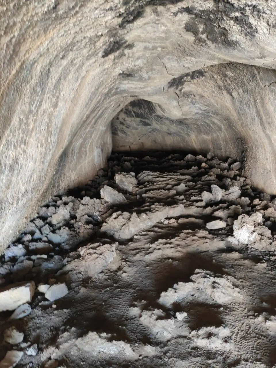 Cueva junto a la carretera TF-38 en Parque natural de la Corona Forestal