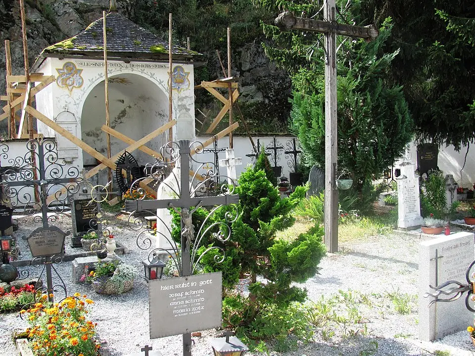 Image: Emolenz · CC BY 3.0 Friedhof Piller und Kapelle