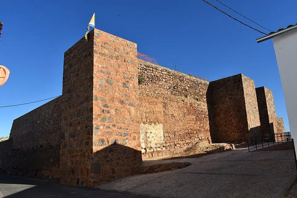 Obrázok: Estevoaei · CC BY-SA 4.0 Castillo de Cumbres de San Bartolomé