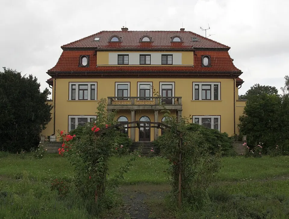 Zámek Cvrčovice
