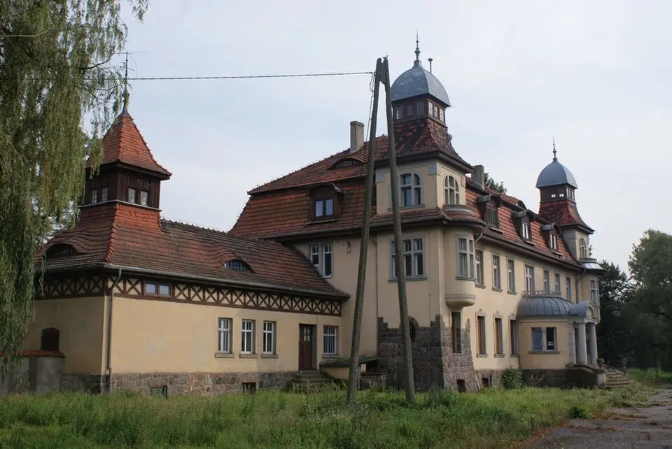 Pałac (z oficyną), Wielkopolska 1 w Czerlejnie