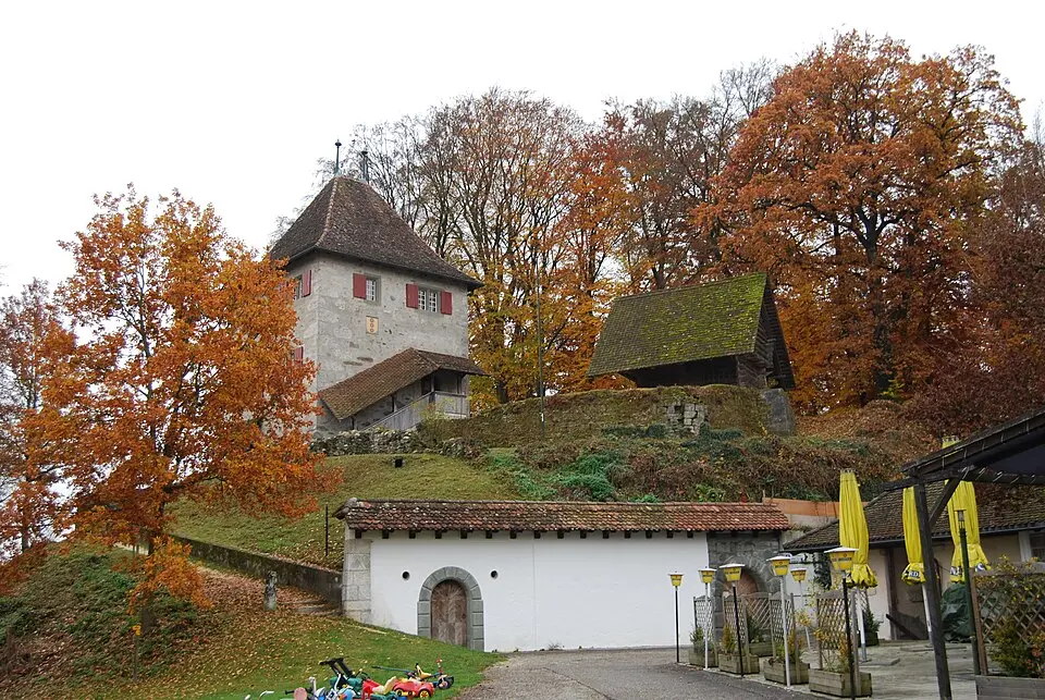 Buechi-Schlössli mit mittelalterlicher Burgruine Buchegg