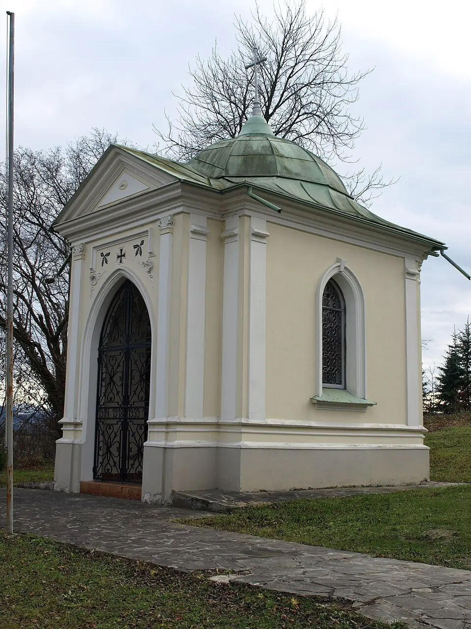 Slika: Grubernst (talk) · CC0 Kriegergedächtniskapelle
