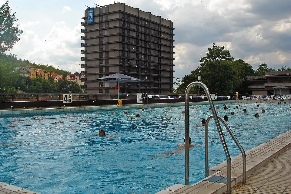 Bazén a kavárna Thermal