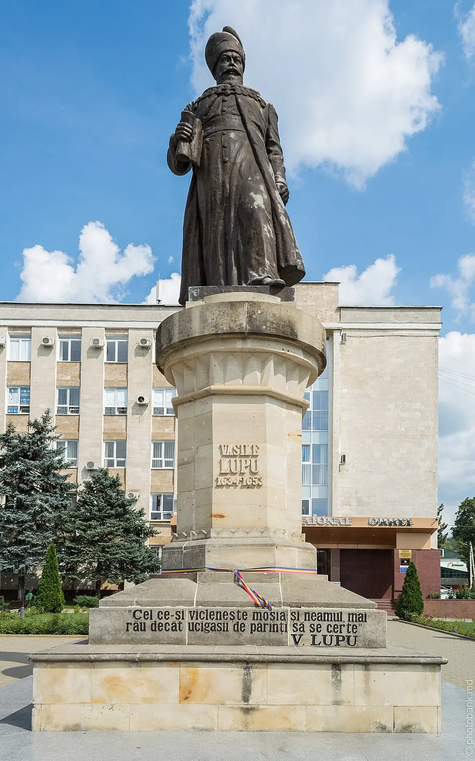 Statuia lui Vasile Lupu