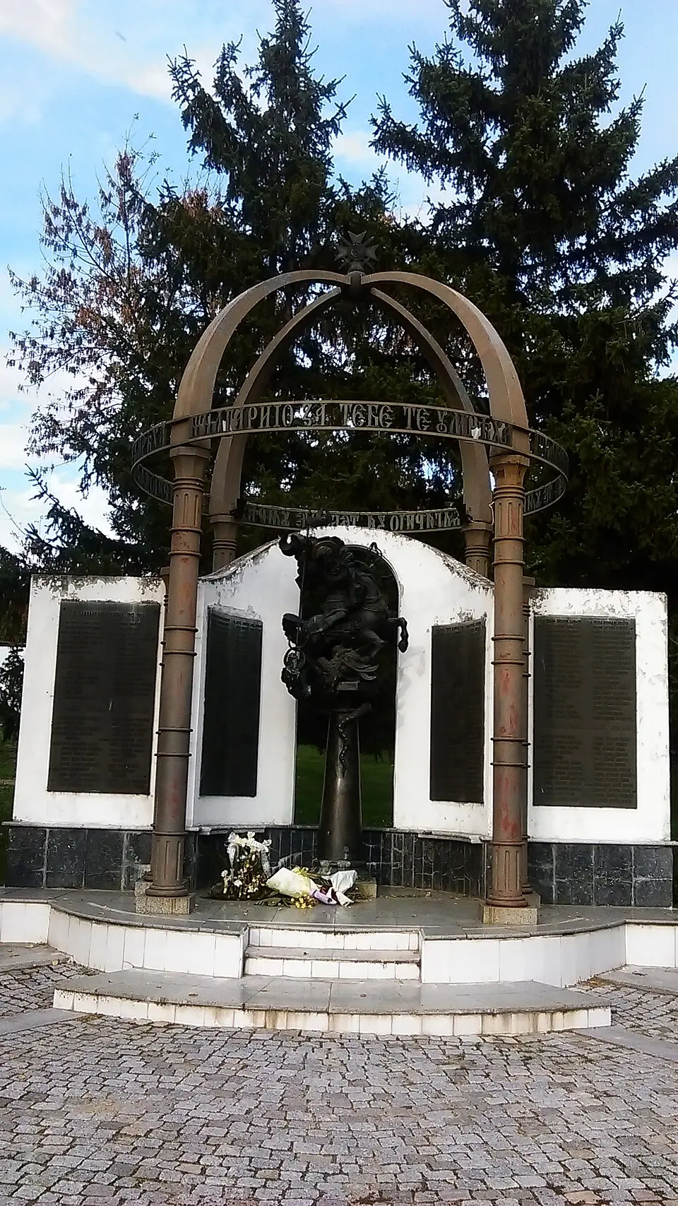 Паметник на загиналите във войните разградчани
