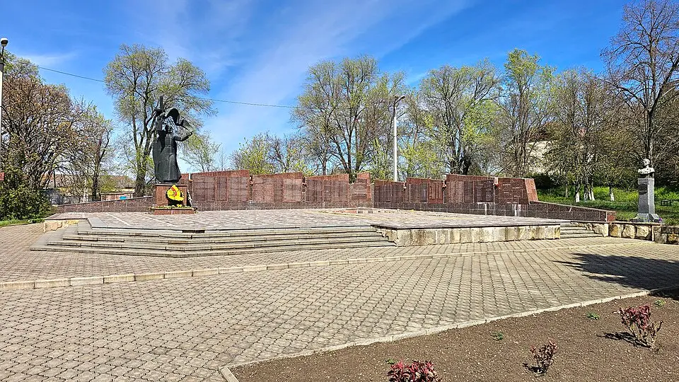 Monument la mormântul comun al ostașilor căzuți (370) în 1944