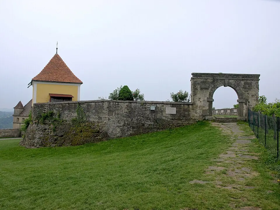 Pavillon/Gartenhaus, ehemalige Burg Lichtenegg, Umfassungsmauer