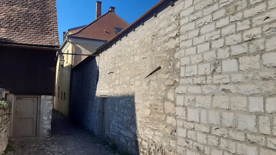 Zug der Stadtmauer und Rest eines Wehrturms