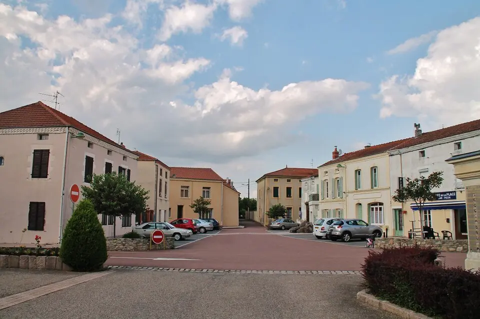 Image: Bastien.pierre · CC BY-SA 4.0 Saint-Martin-d'Estréaux
