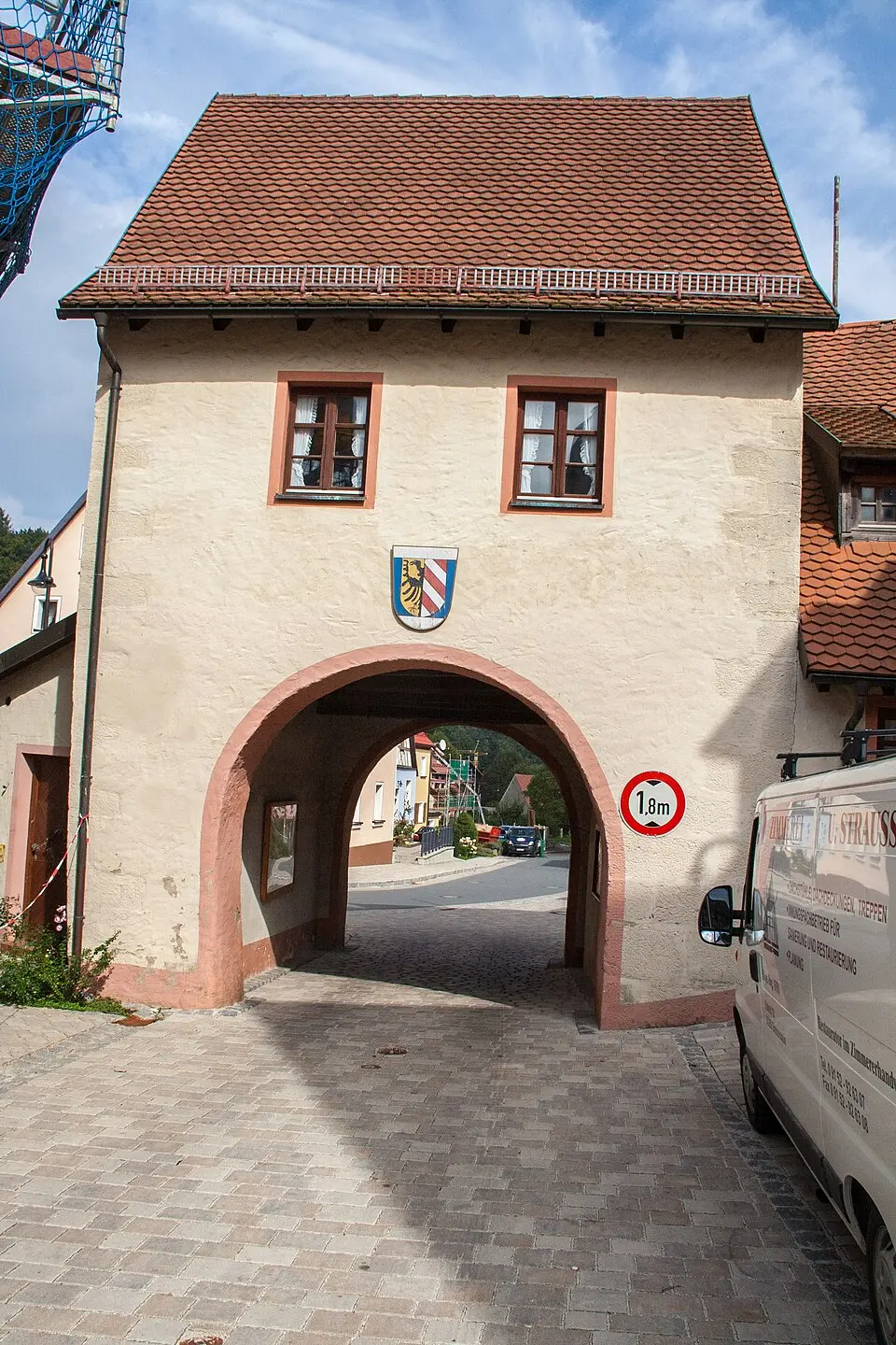 Obrázok: Derzno · CC BY-SA 3.0 Stadttor Hauptstraße 1 in Betzenstein (D-4-72-118-1#1)