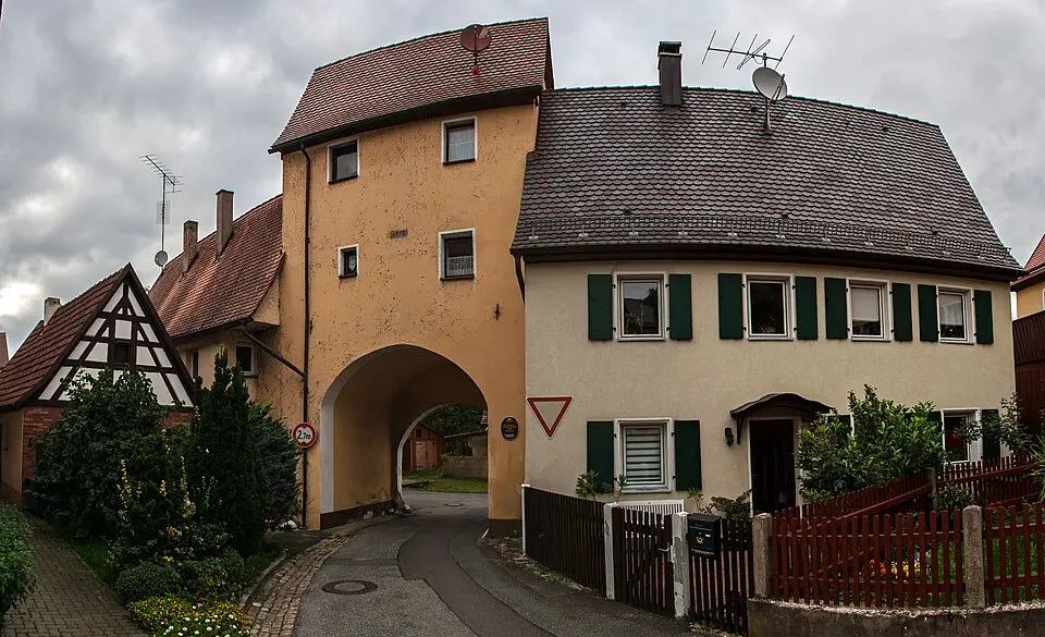 Kép: Derzno · CC BY-SA 3.0 Torturm der Ehemaligen Klosterbefestigung in Engelthal