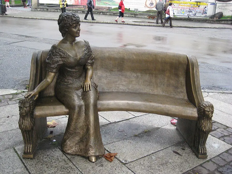 Image: Radeksz · Public domain Ławeczka księżnej Daisy w Pszczynie