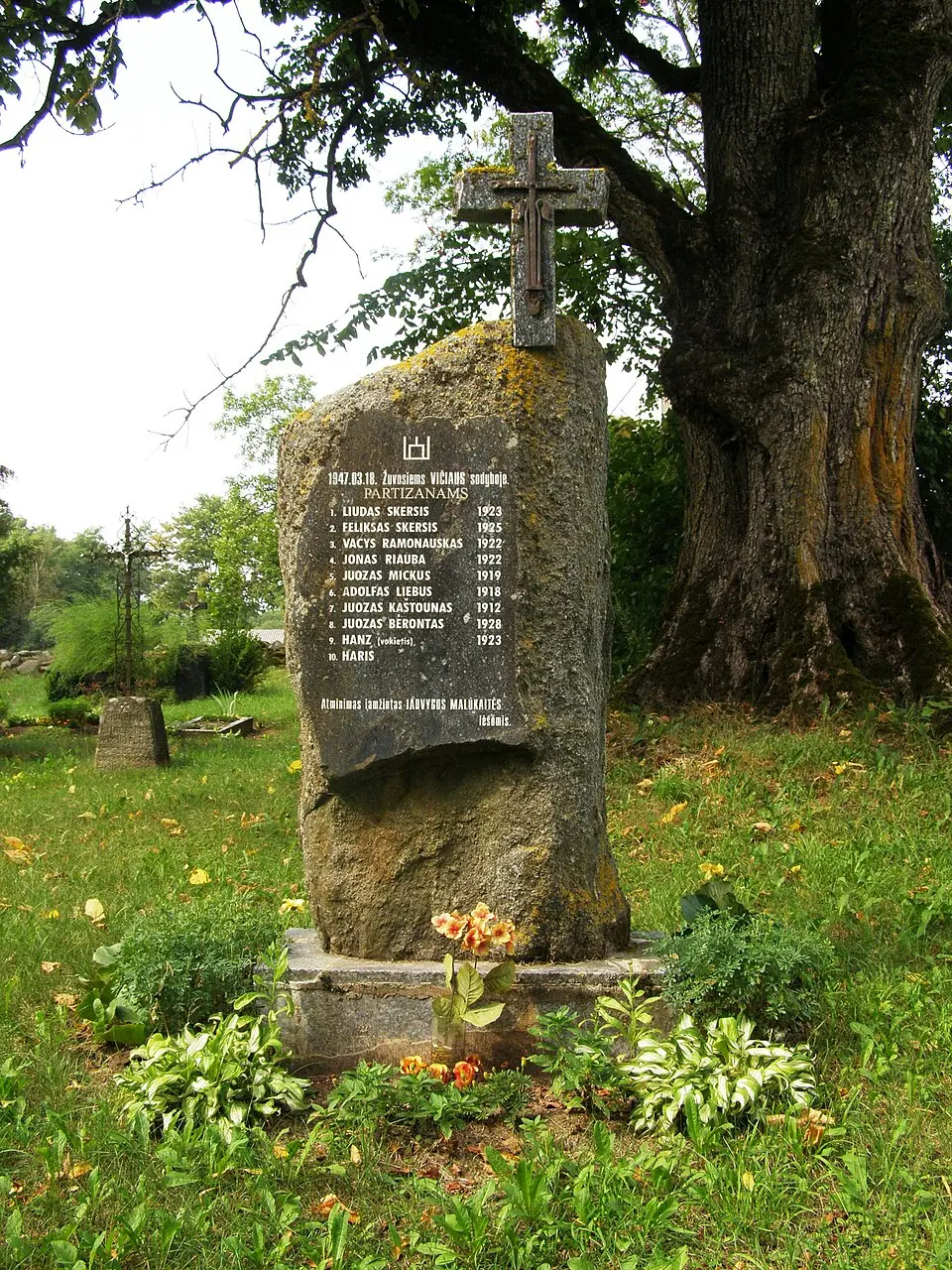 Daukšių paminklas partizanams