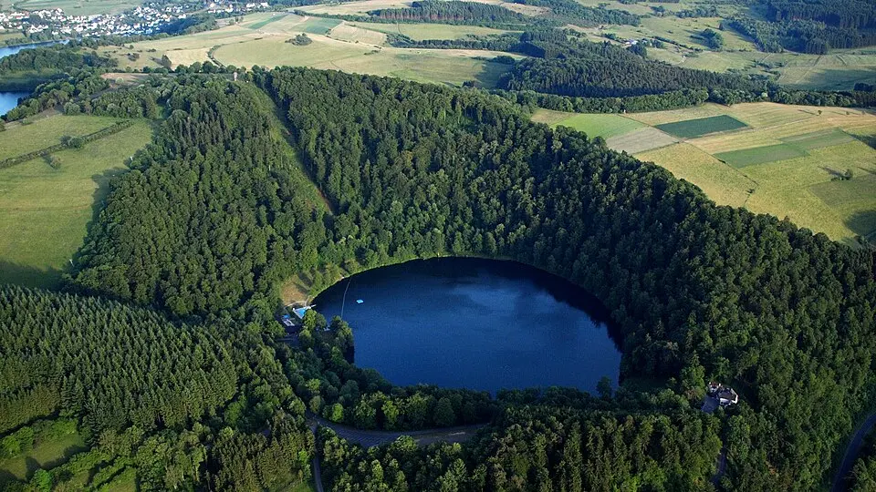 Image: Wolkenkratzer · CC BY-SA 4.0 Gemündener Maar