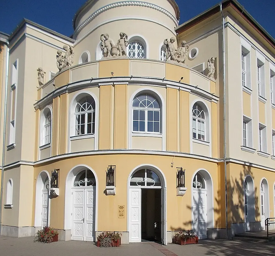 Obrázek: Globetrotter19 · CC BY-SA 3.0 Karcagi Kultúrpalota