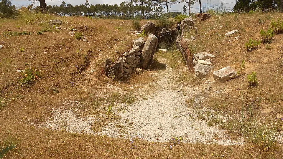 Monumentos da Serra da Brenha, que incluem o Dólmen das Carniçosas