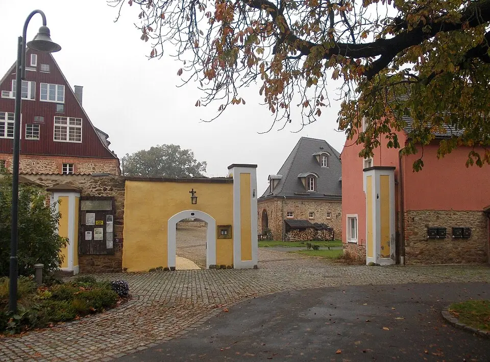 Image: Jwaller · CC BY-SA 3.0 Einzeldenkmale der Sachgesamtheit Rittergut Döben: Brauerei (Nr. 1c) und Gartenpavillon (siehe auch Sachgesamtheitsliste - Obj. 08967016) Schloßstraße 1c