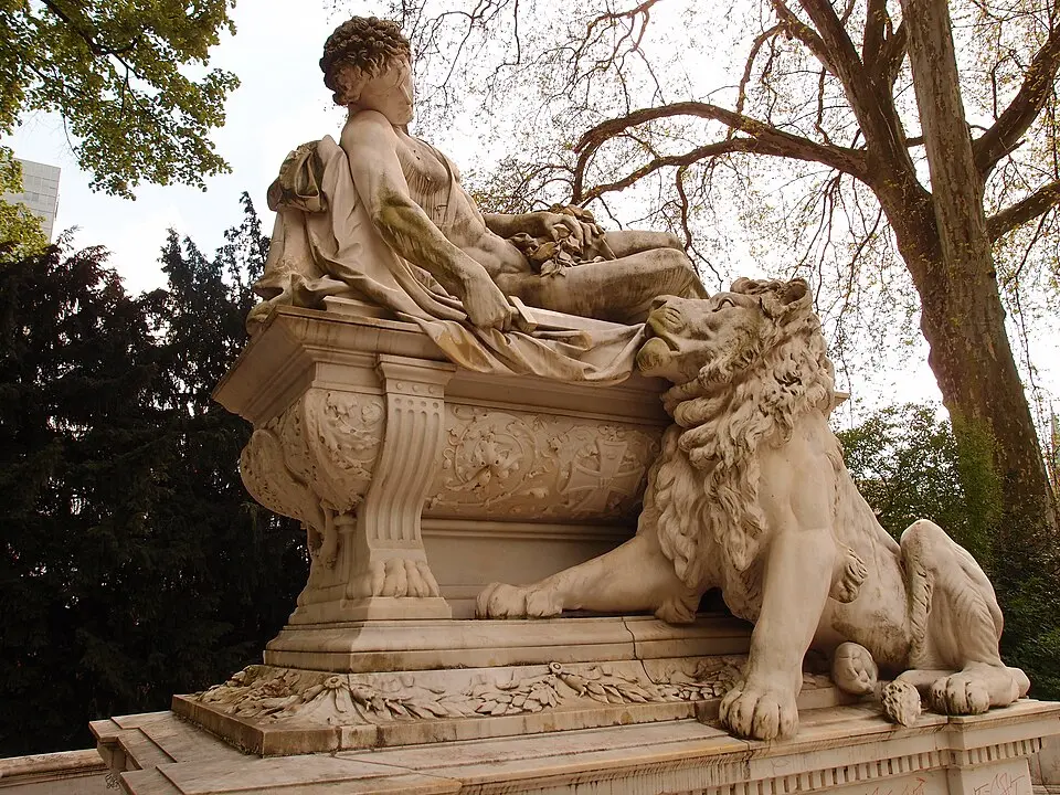 Image: Evergreen68 · CC BY-SA 3.0 Kriegerdenkmal in Düsseldorf-Stadtmitte