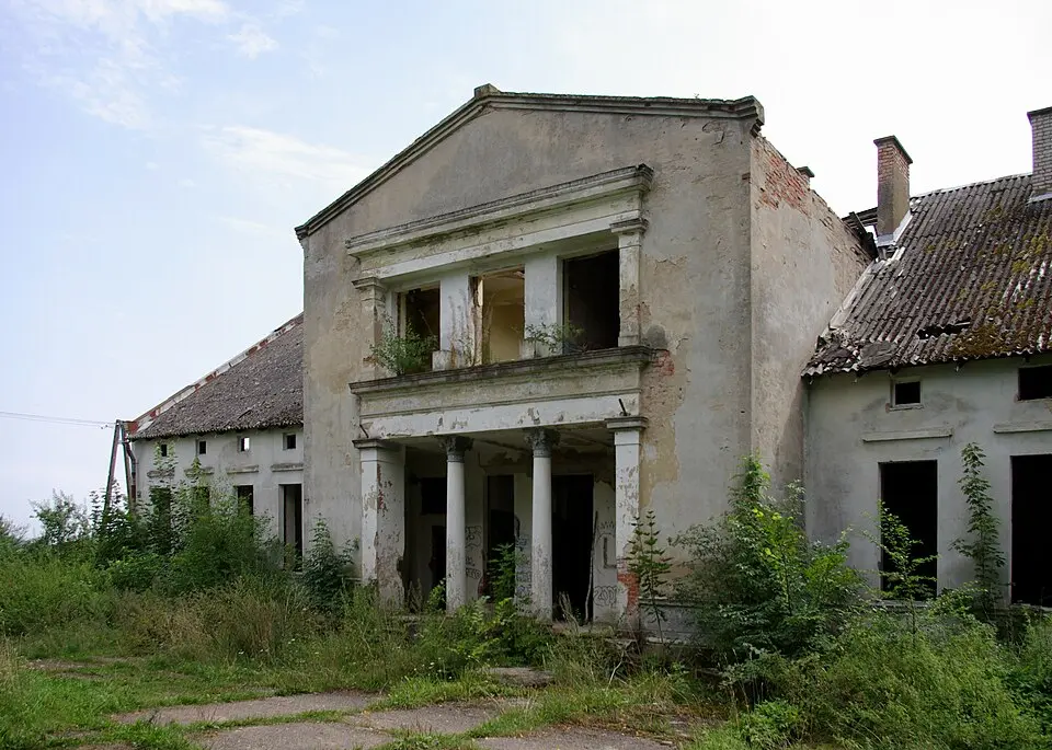 Dwór (dec. pałac) w Dąbrówce