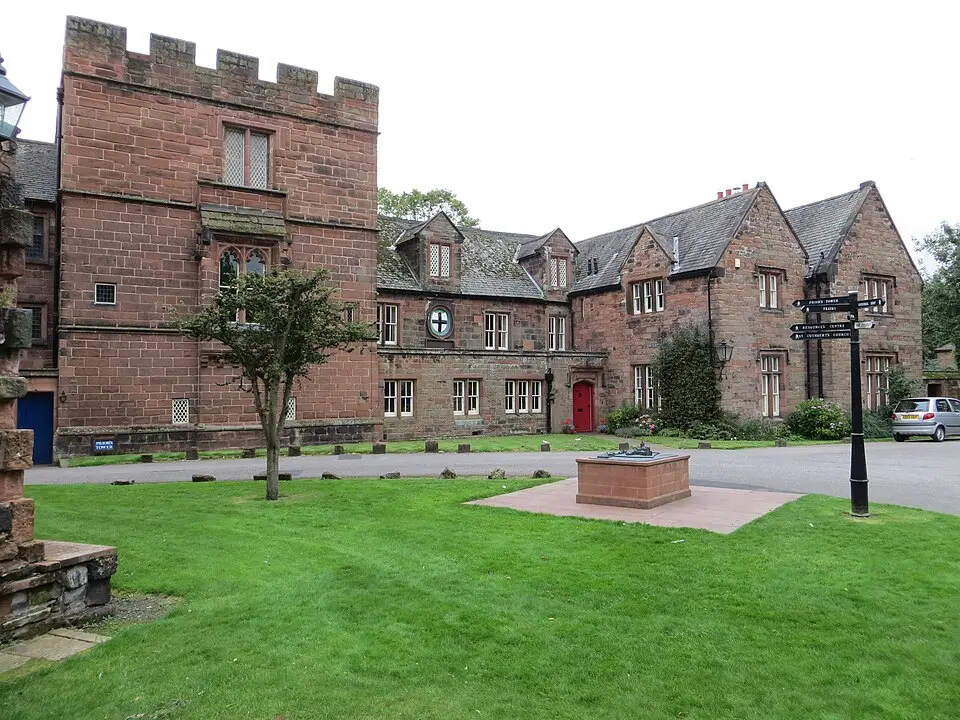 Image: Northernhenge · CC0 The Deanery and Prior's Tower