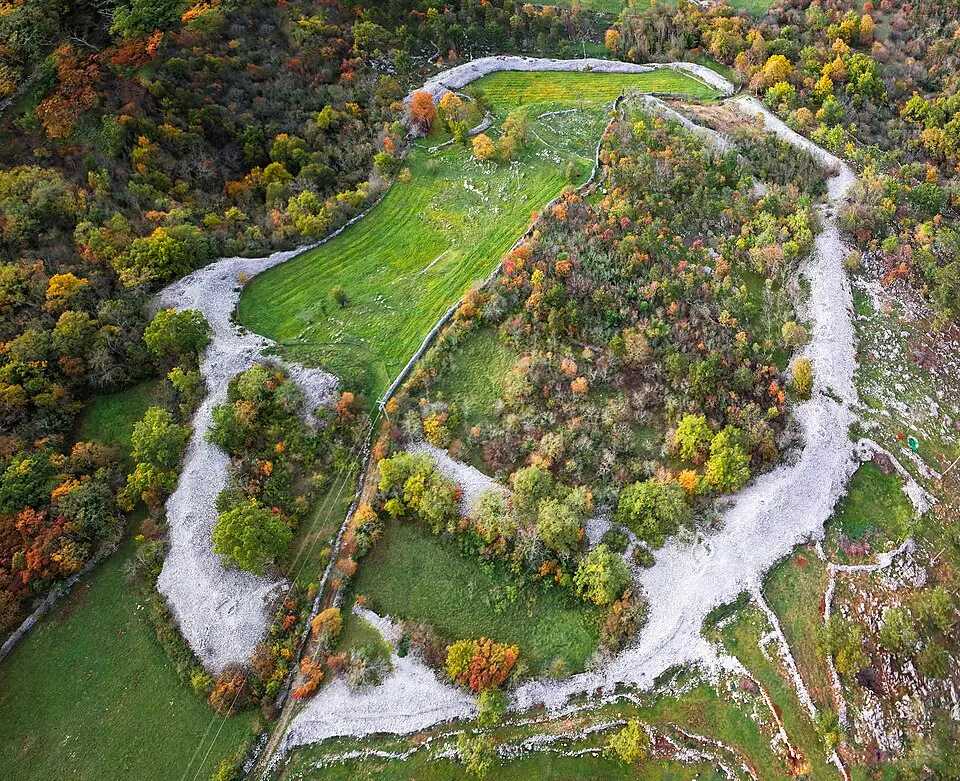 Image: ZmajiZmajiZmaji · CC BY-SA 4.0 Arheološko najdišče Debela griža
