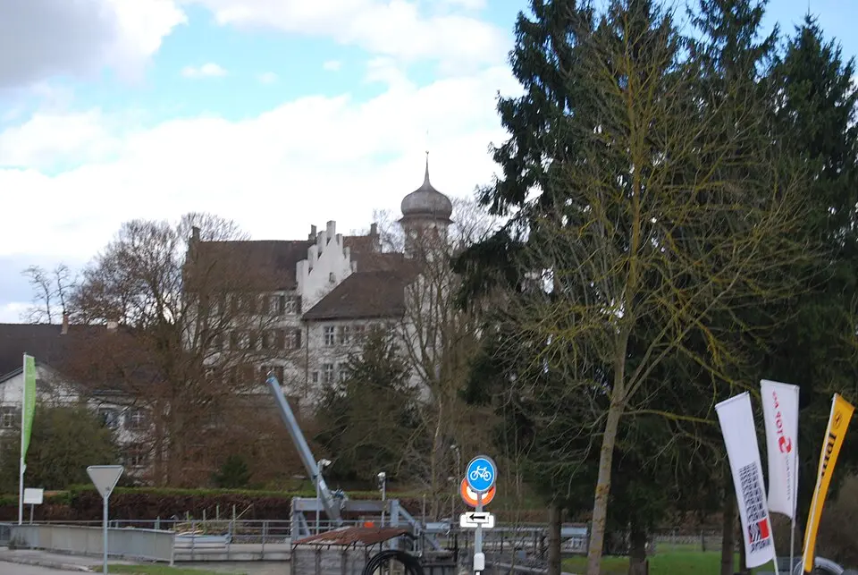 Image: Dietrich Michael Weidmann · CC BY-SA 3.0 Mittelalterliche-neuzeitliche Kleinstadt mit mittelalterlicher Burgstelle und neuzeitlichem Schloss