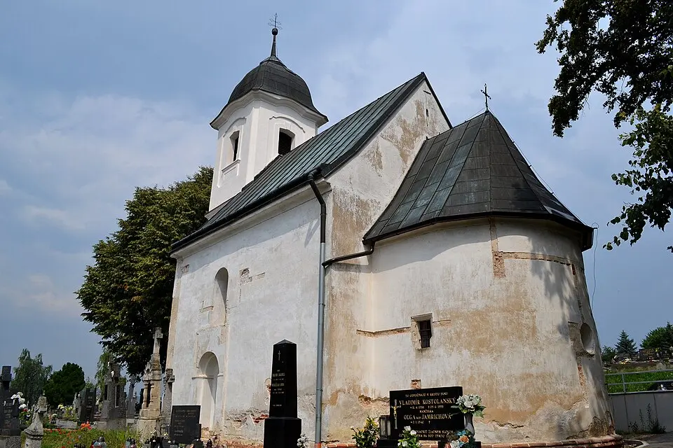 Immagine: Lure · CC BY-SA 3.0 Rotunda Všetkých svätých (Dechtice)