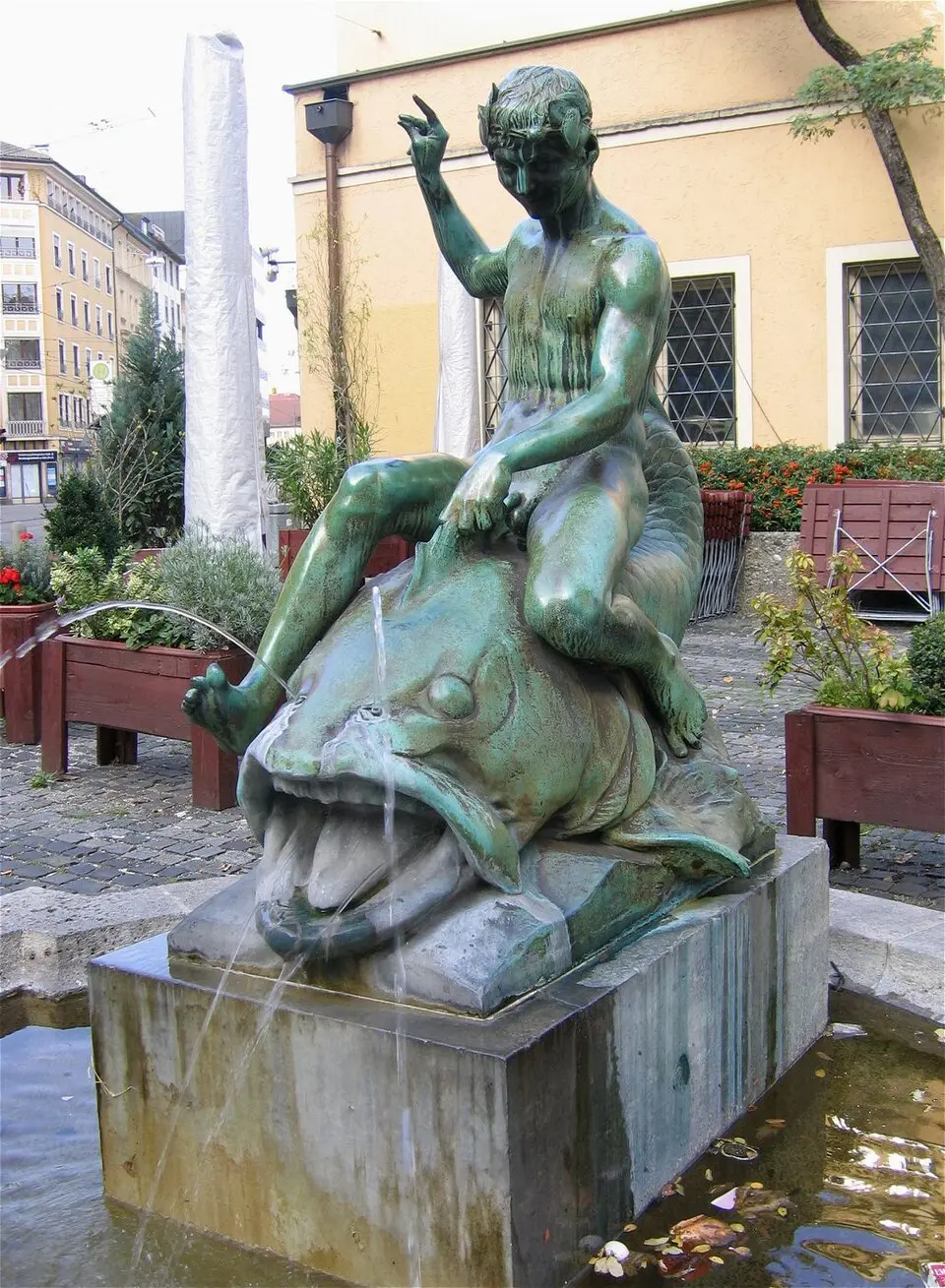 Image: Rufus46 · CC BY-SA 3.0 Delphinbrunnen