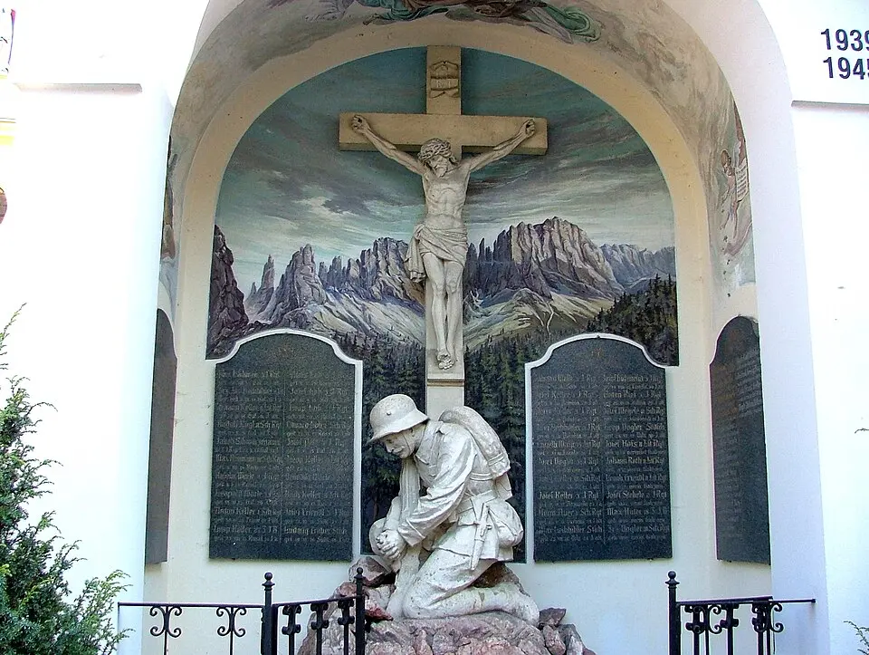 Kép: Richard Mayer · CC BY 3.0 Kriegerdenkmal bei der Stadtpfarrkirche Mariae Himmelfahrt