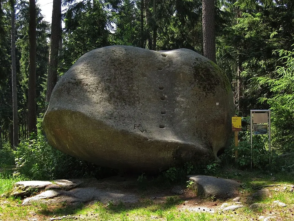 Image: Duke of W4 · CC BY-SA 3.0 Balancing rock in the Schrems forest
