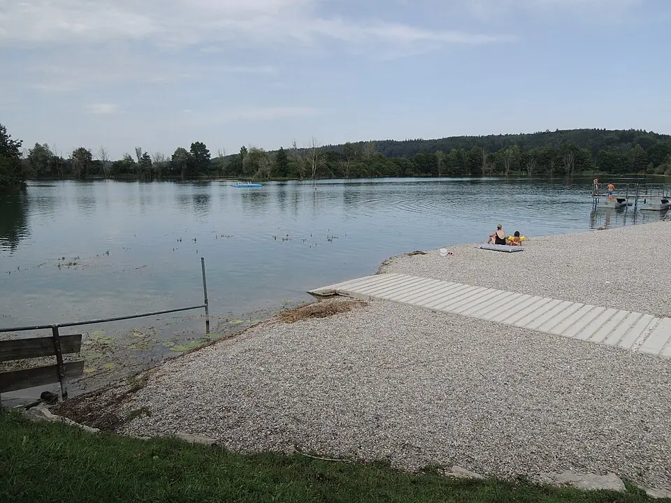 Bild: Living-wreck · CC BY-SA 3.0 Derchinger Baggersee
