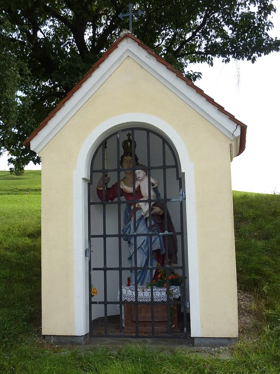 Wegkapelle mit Marienfigur