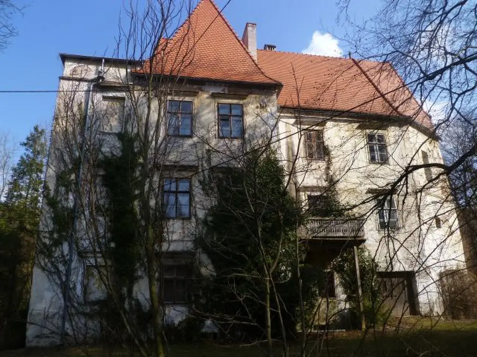 Schlosshauptgebäude und Zugangsportal