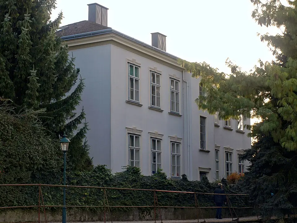 Image: Grubernst (talk) · CC0 Villa