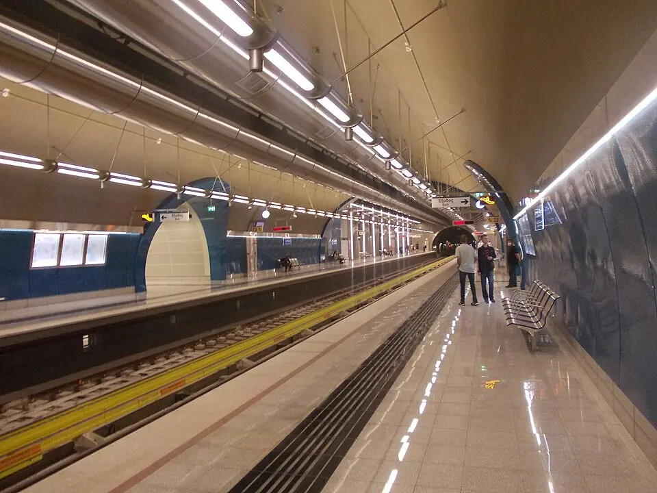 Dimotiko Theatro metro station