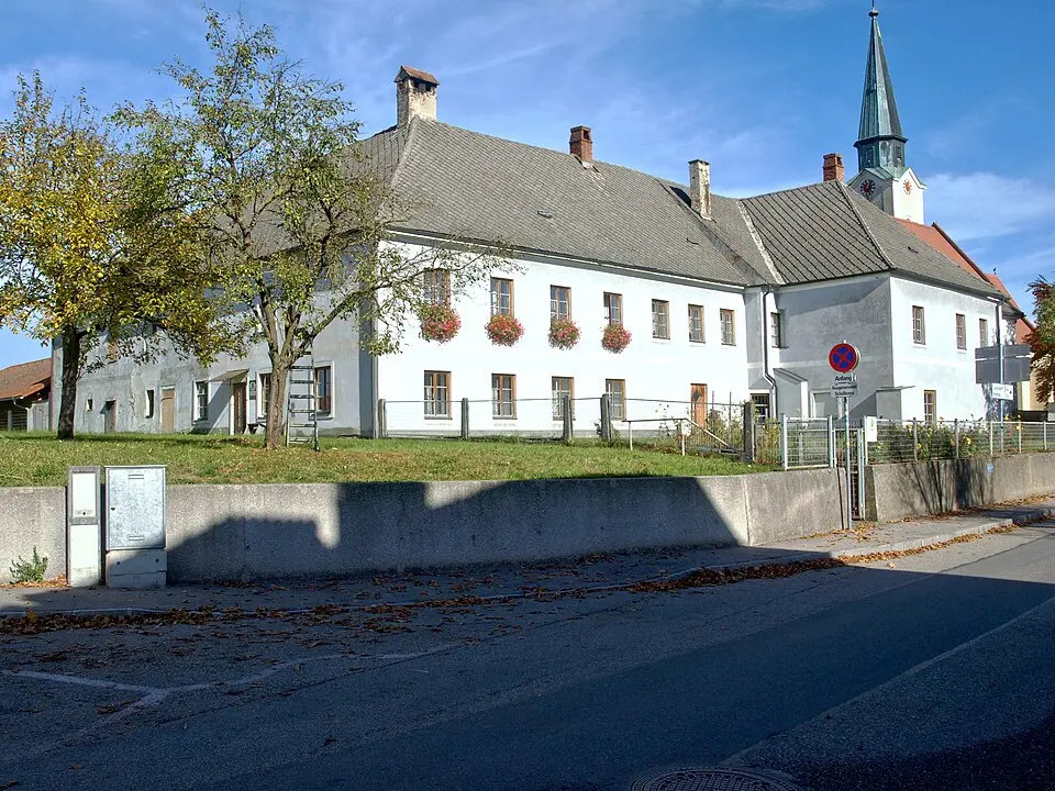 Pfarrhof und Wirtschaftsgebäude