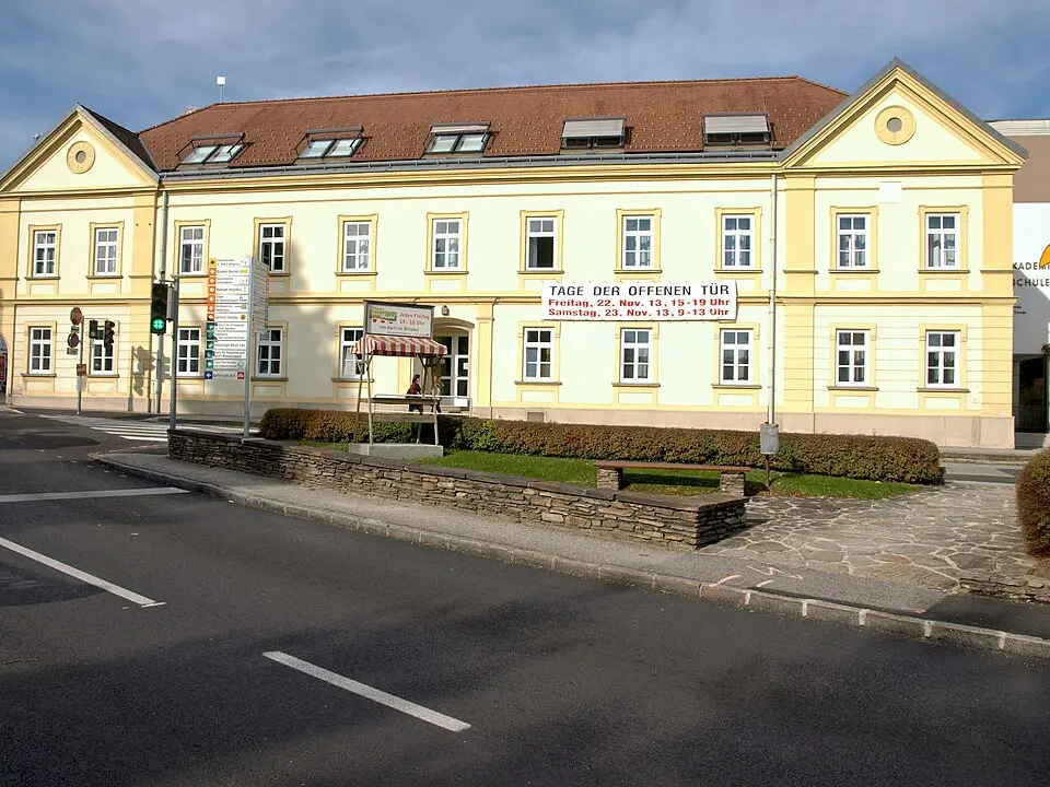 Slika: Grubernst (talk) · CC0 Handelsakademie und Handelsschule Ybbs an der Donau