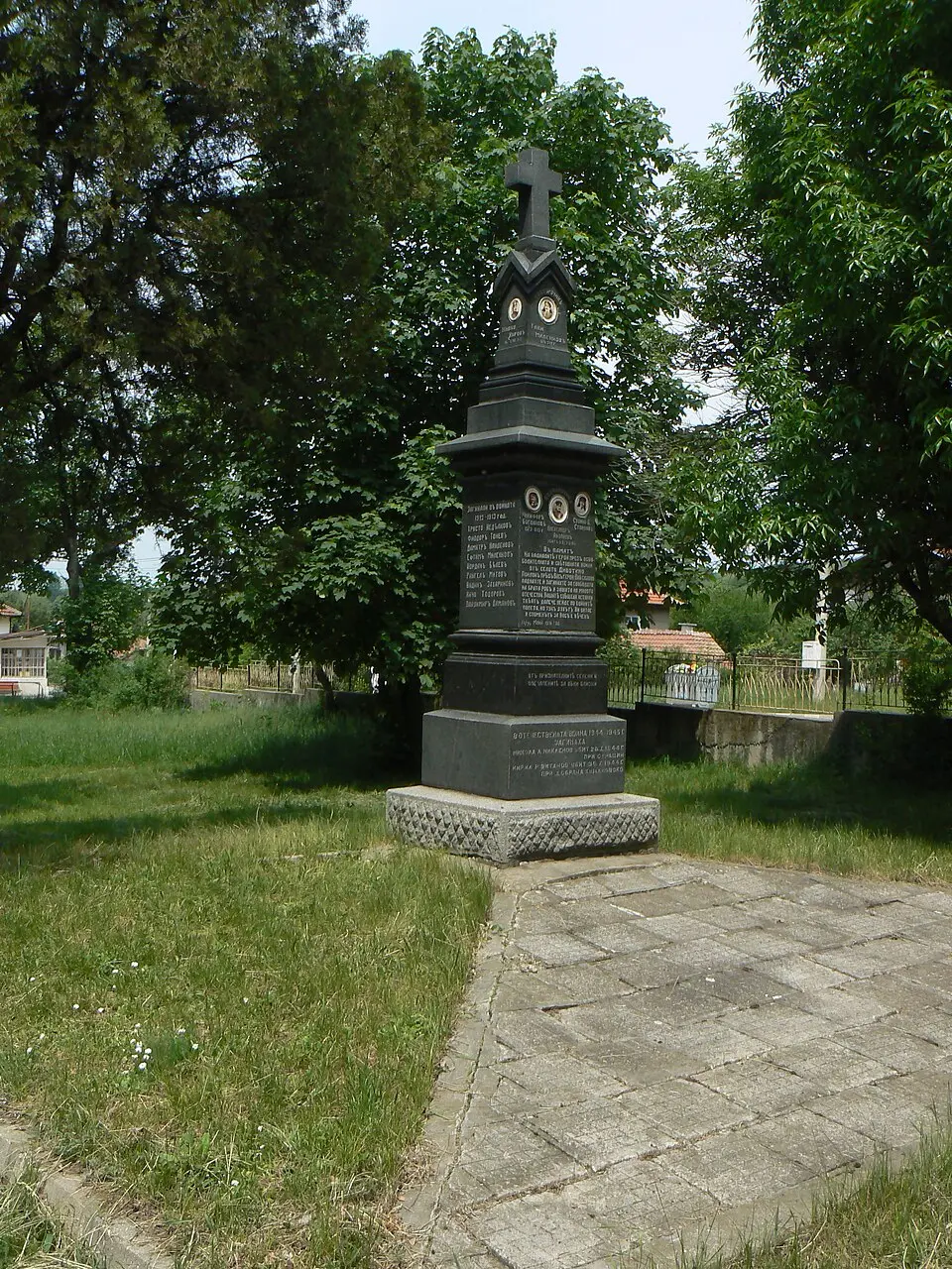 Войнишки паметник в село Дивотино