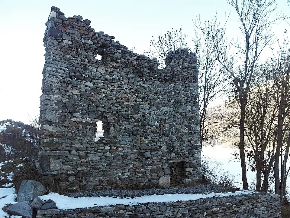 Obrázek: Amagra · CC BY-SA 3.0 Mittelalterliche Burgruine Steinhaus und Zwingherrenschlossruine